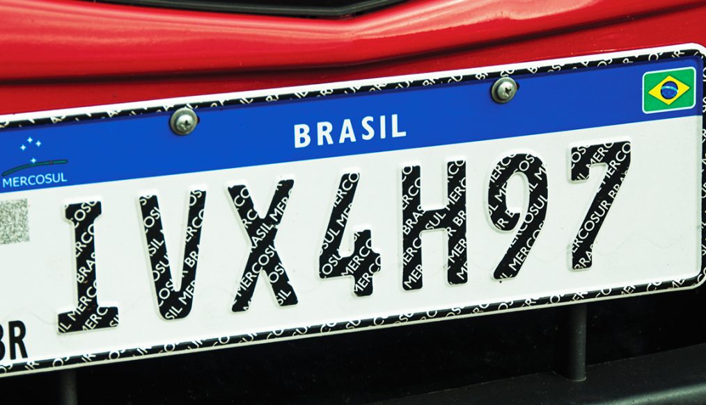 A nova placa do Mercosul já está em vigor. Saiba o que muda.