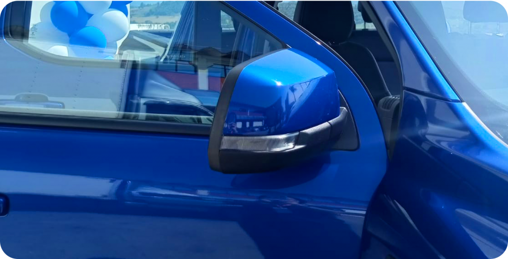 Carro Ford com retrovisor Metagal