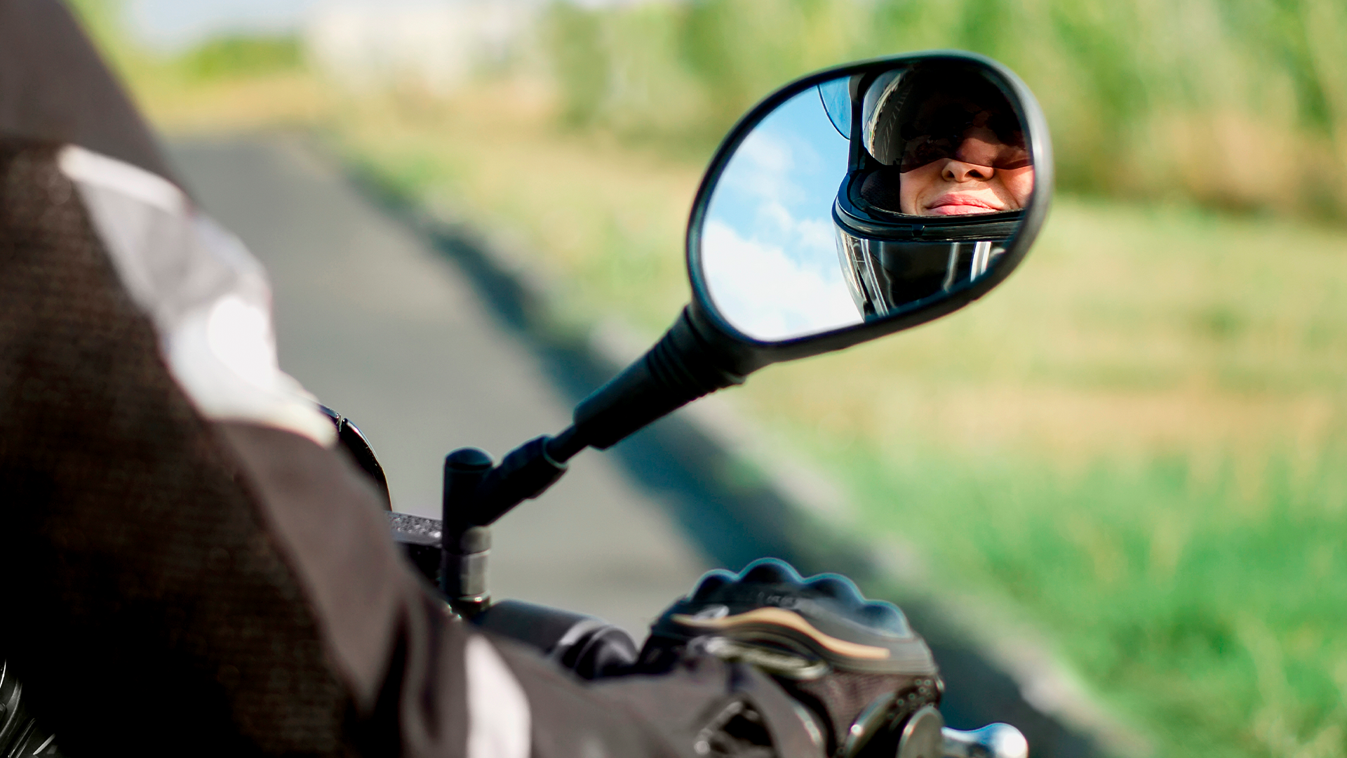Saiba como ajustar o retrovisor de moto corretamente